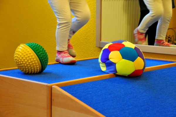 Die Kinder haben alle Möglichkeiten des freien Spiels. Wichtig ist uns die Möglichkeit des Spiels auf verschiedenen Ebenen: dem Boden, an Tischen, auf Hochebenen und draußen.