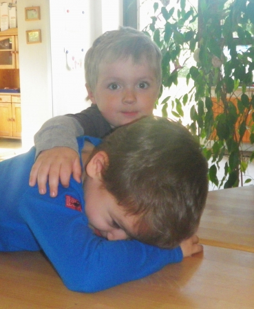 Kinder erleben untereinander immer wieder verschiedene Emotionen. Das kann Wut, Frust, Freude, Wohlbefinden usw. sein... Dabei ist es schön, dass sie gesehen werden und darauf reagiert wird.
