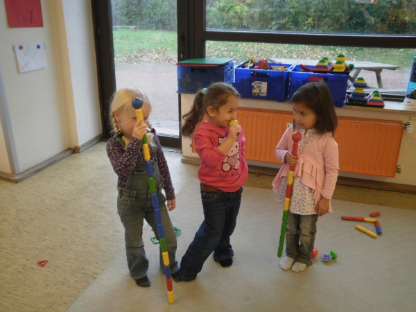 Kreativität findet man nicht nur bei Bastel- und Malangeboten, sondern Kinder leben sie auch, wie hier zu sehen, bei einem Rollenspiel...