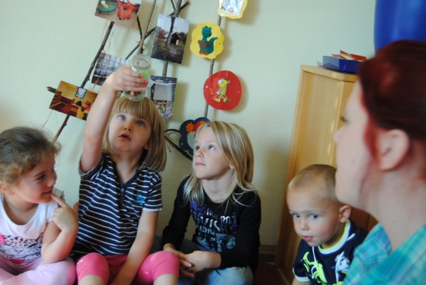 GEMEINSAM in die Welt der Natur eintauchen! Alle Kinder haben die Möglichkeit, die Raupe in Ruhe zubetrachten, das Gesehene zu beschreiben und eigenes Wissen weiter zu geben. 