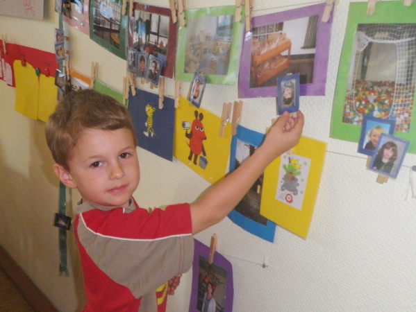 Im Freispiel wählen die Kinder selbstbestimmend , sichtbar gemacht mit ihrer Klammer, ihr Spiel, z.B.in der Bau- oder Leseecke, Bällebad, Spielen am Tisch oder im Flur und vieles mehr...