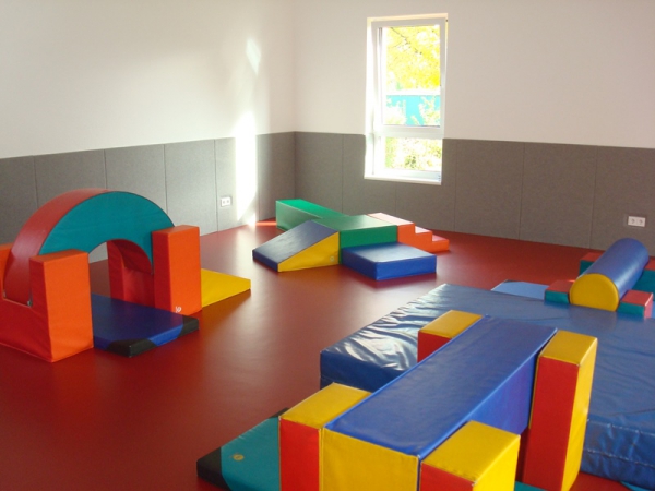 In unserer neuen Turnhalle können alle Kinder besonders auch die U3 Kinder ihren Bewegungsdrang befriedigen.