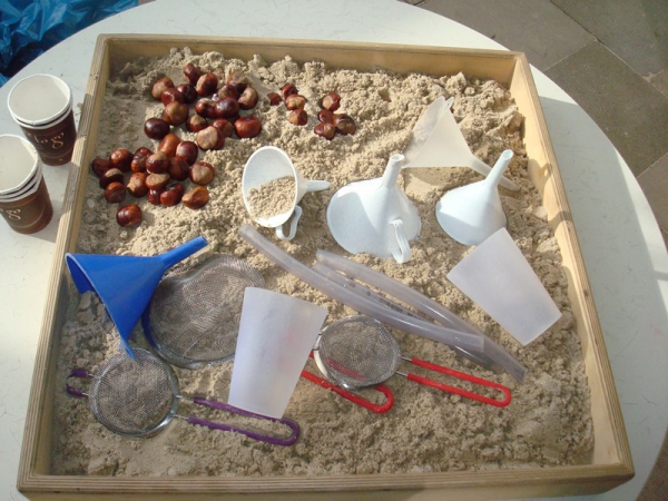 Ein mobiler Sandkasten wird den Bedürfnissen der U3 Kindern gerecht.