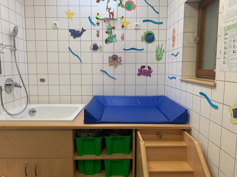 In unserem Wickelraum verfügen unsere U3 Kinder über ein Eigentumsfach für Wickelutensilien und Wechselkleidung.
