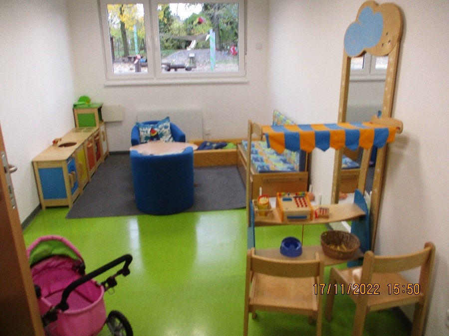 Zurzeit befindet sich in diesem Nebenraum auf Wunsch der Kinder eine Puppenecke.